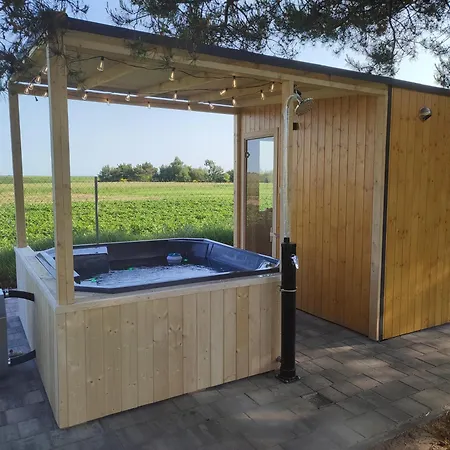 別荘 Relakstacja With Sauna And Jacuzzi Mieroszyno